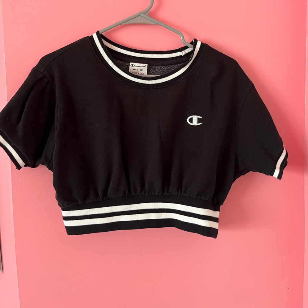 black cropped champion tee